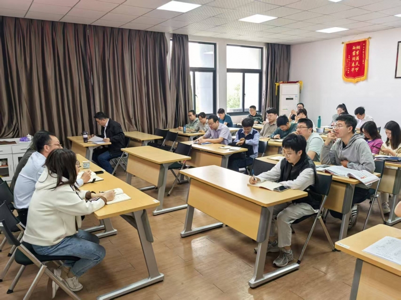 永利集团88304官网召开期中教师座谈会   共话教学发展新篇章