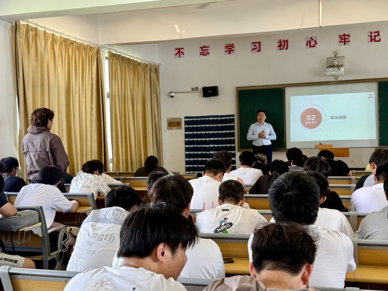 解码暖通行业未来 绘制职业发展蓝图 —— 我院举办供热通风与空调工程技术专业就业指导讲座