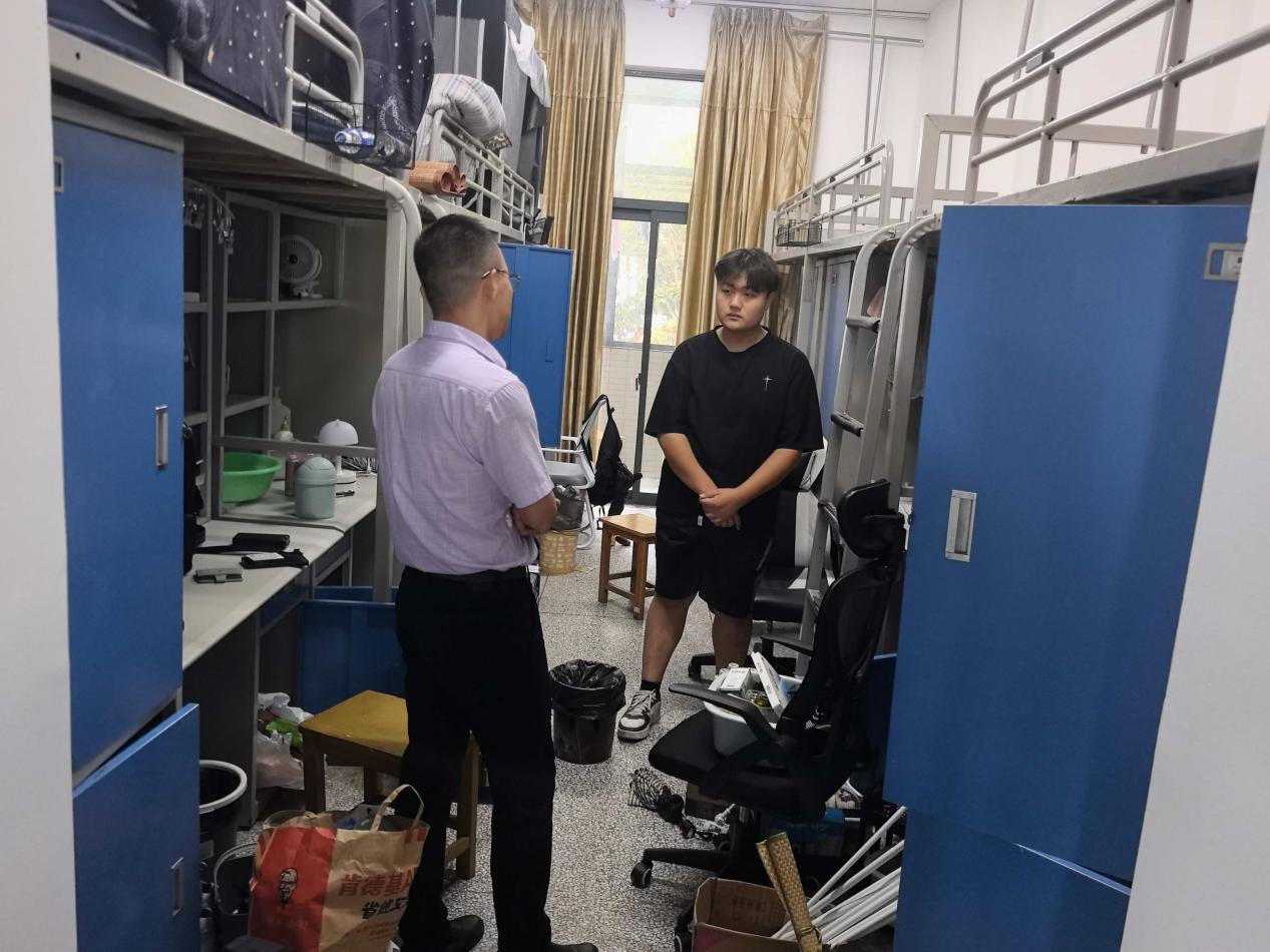 2025年秋学期返校日永利集团88304官网领导走访学生宿舍