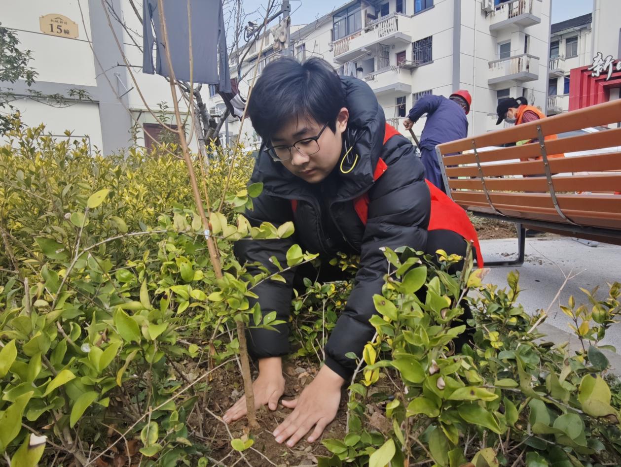 植树造林添新绿 校社携手向未来 ——永利集团88304官网志愿者走进机械一村社区携手开展植树节活动
