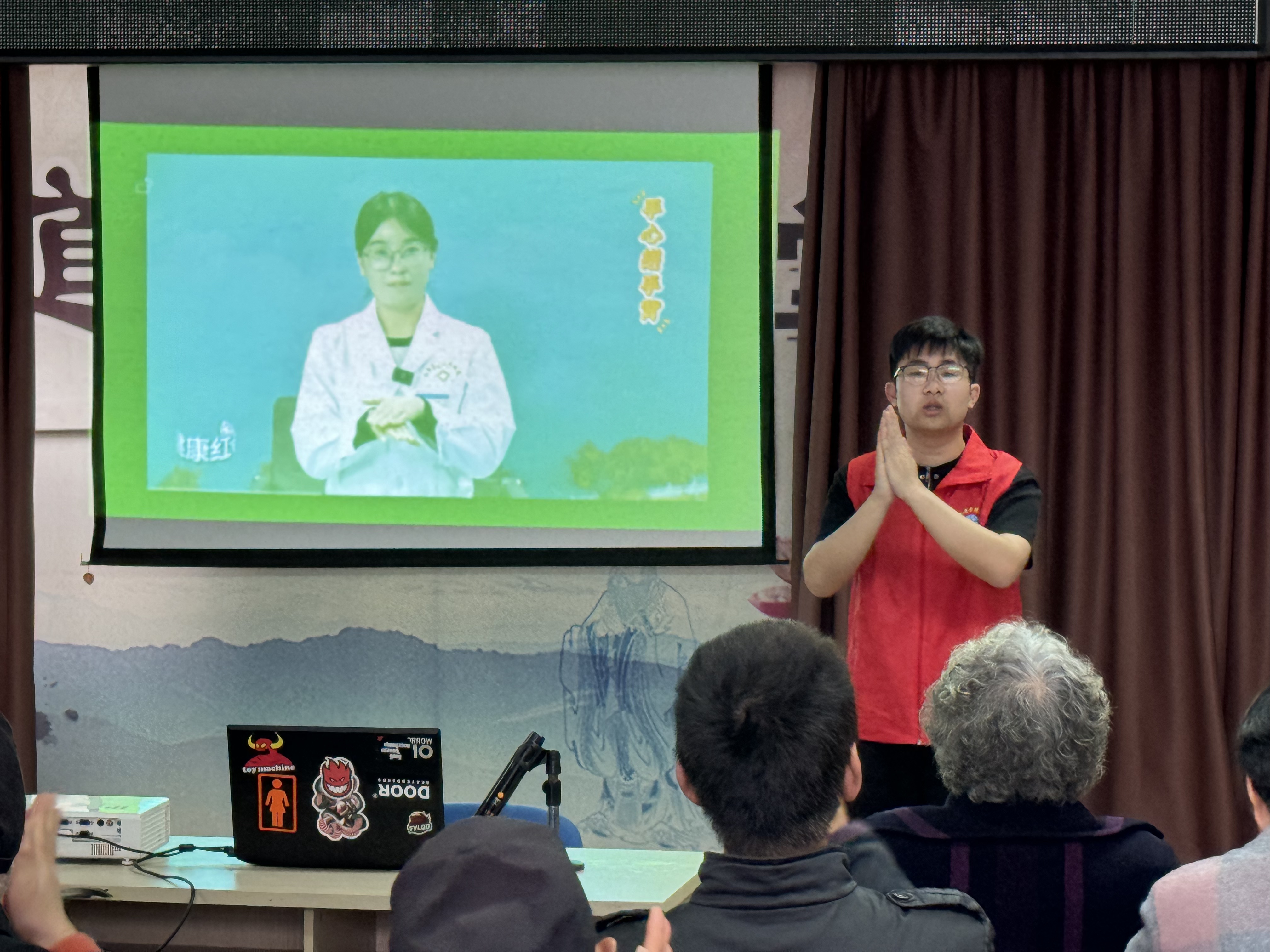 智暖银龄 志愿同行——永利集团88304官网走进白云新村社区开展AI实用技能公益课堂