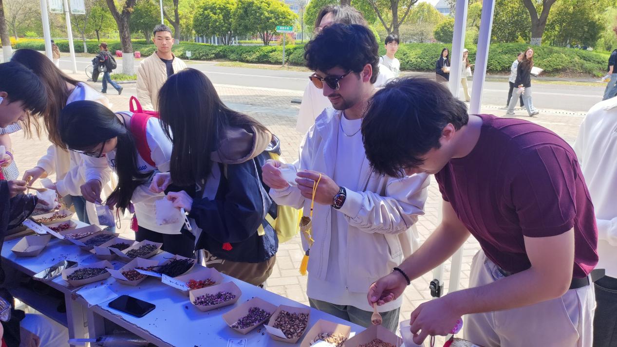 永利集团88304官网开展香囊制作活动